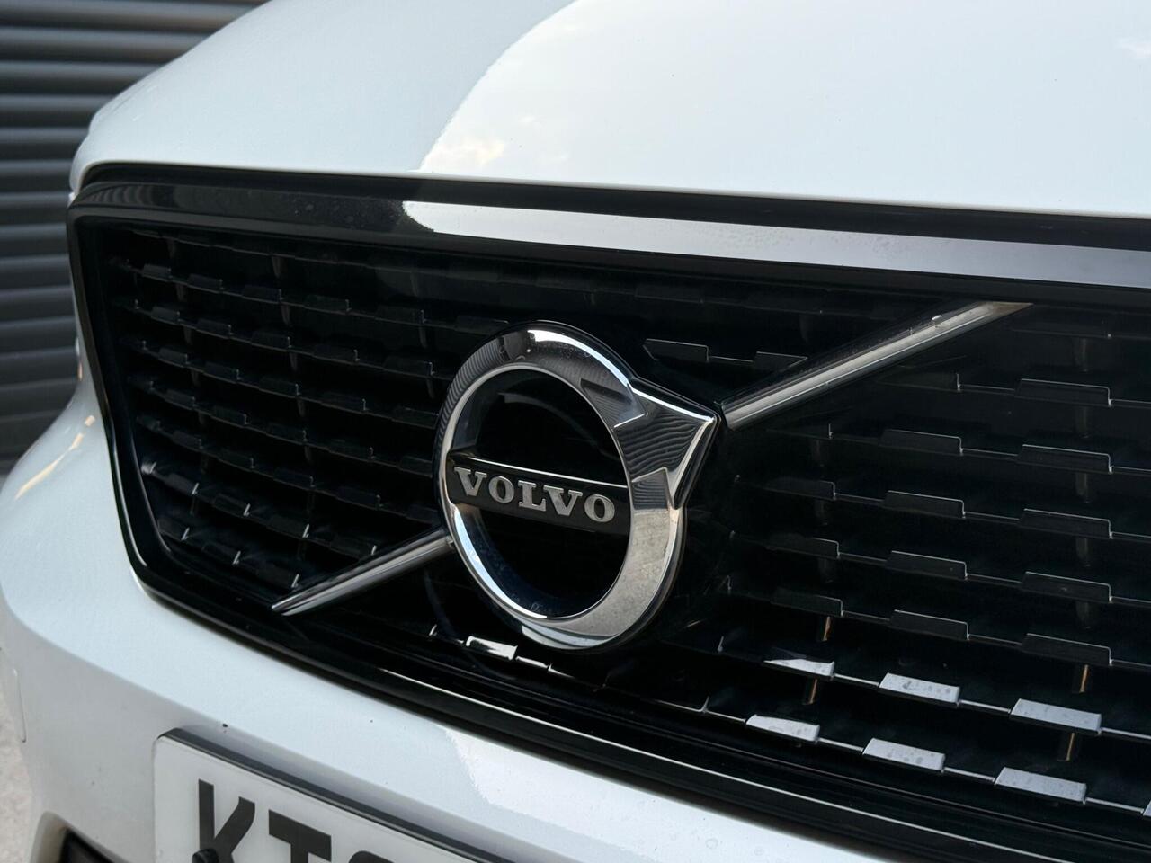 2020 Volvo XC40 2.0 T4 R-Design Pro Auto Euro 6 (s/s) 5dr