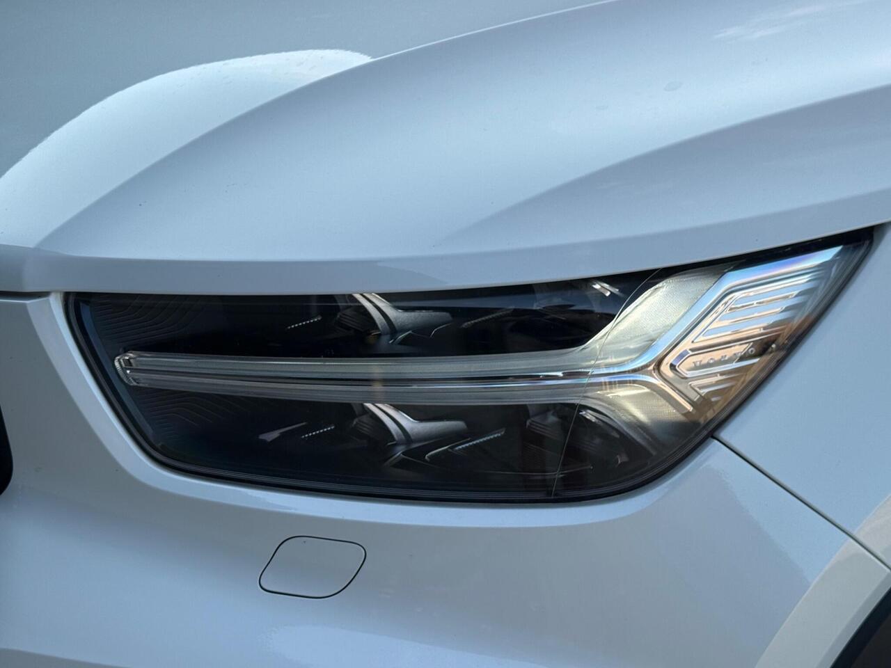 2020 Volvo XC40 2.0 T4 R-Design Pro Auto Euro 6 (s/s) 5dr