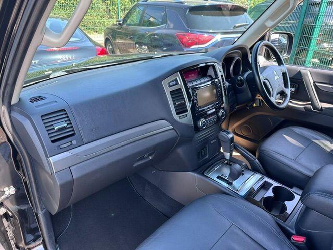 Mitsubishi Shogun 2017 photo 4