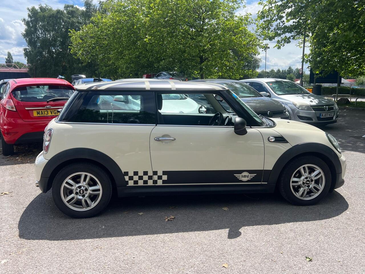 Mini Hatch 2013 photo 2