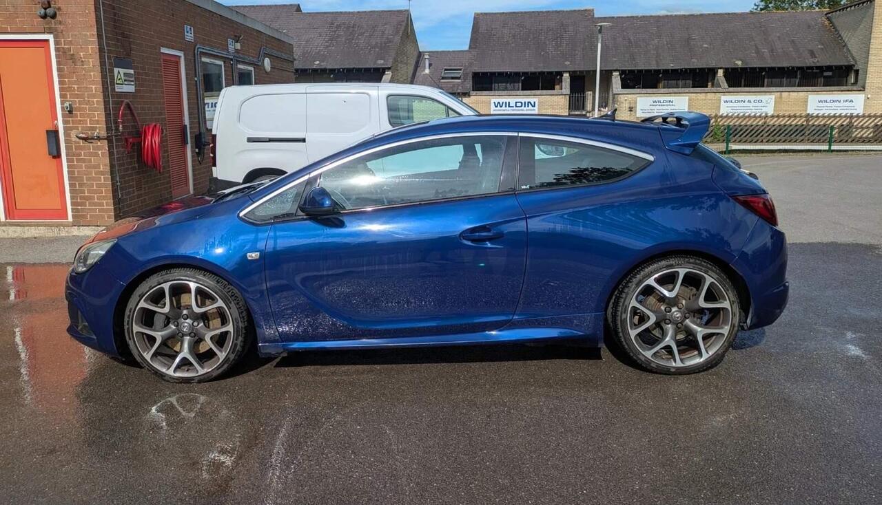 Vauxhall Astra Gtc 2014 photo 2