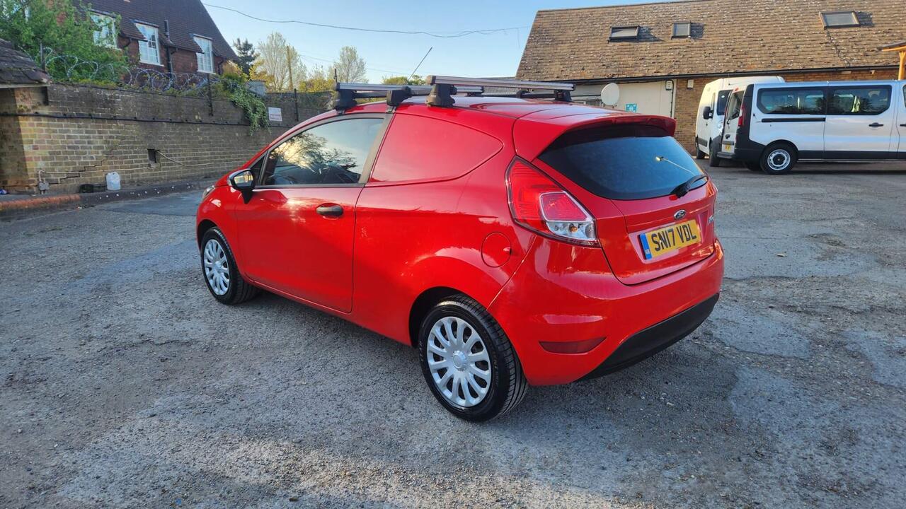 Ford Fiesta Van 2017 photo 4