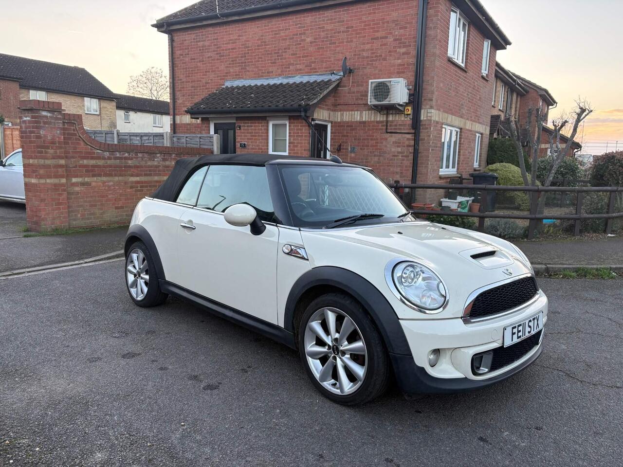 Mini Convertible 2011 photo 2