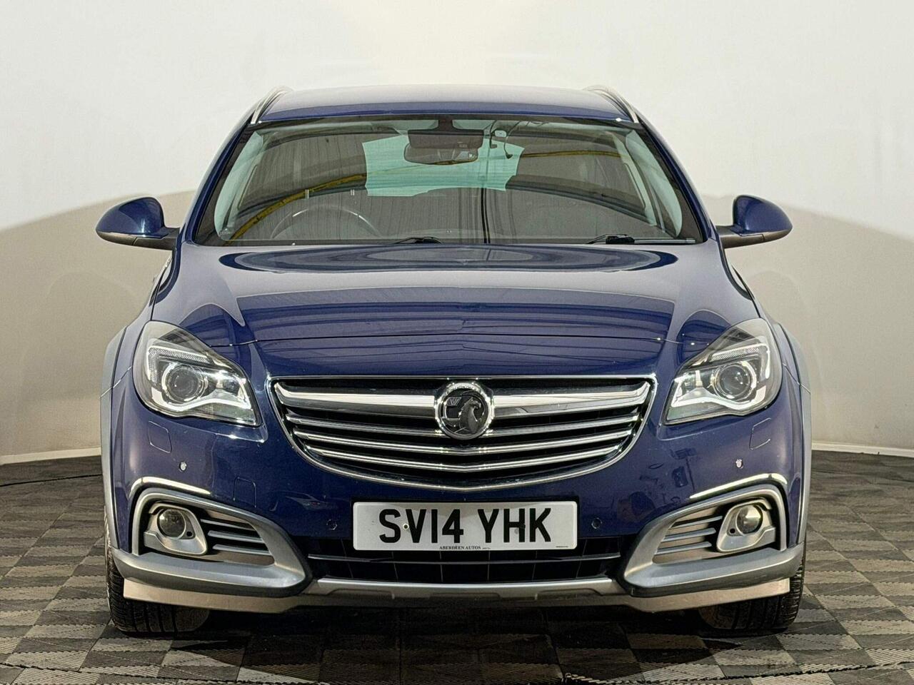 Vauxhall Insignia 2014 photo 2
