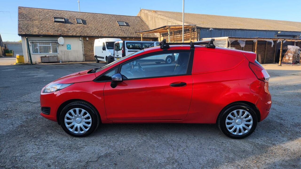 Ford Fiesta Van 2017 photo 3