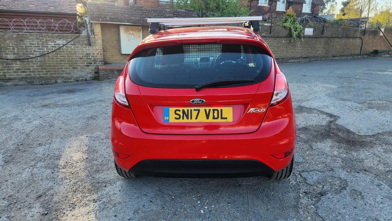 Ford Fiesta Van 2017 photo 5