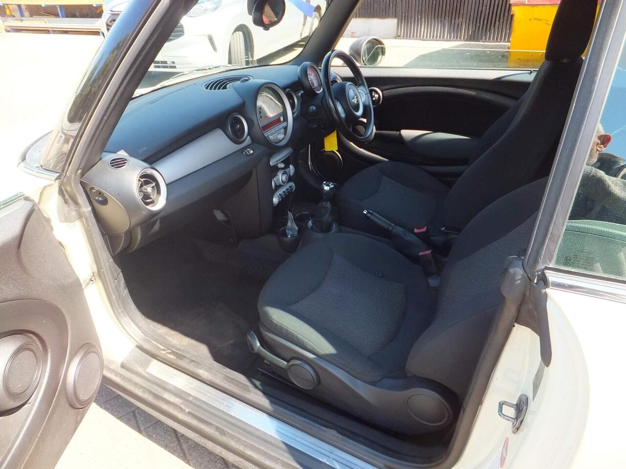 Mini Convertible 2010 photo 5