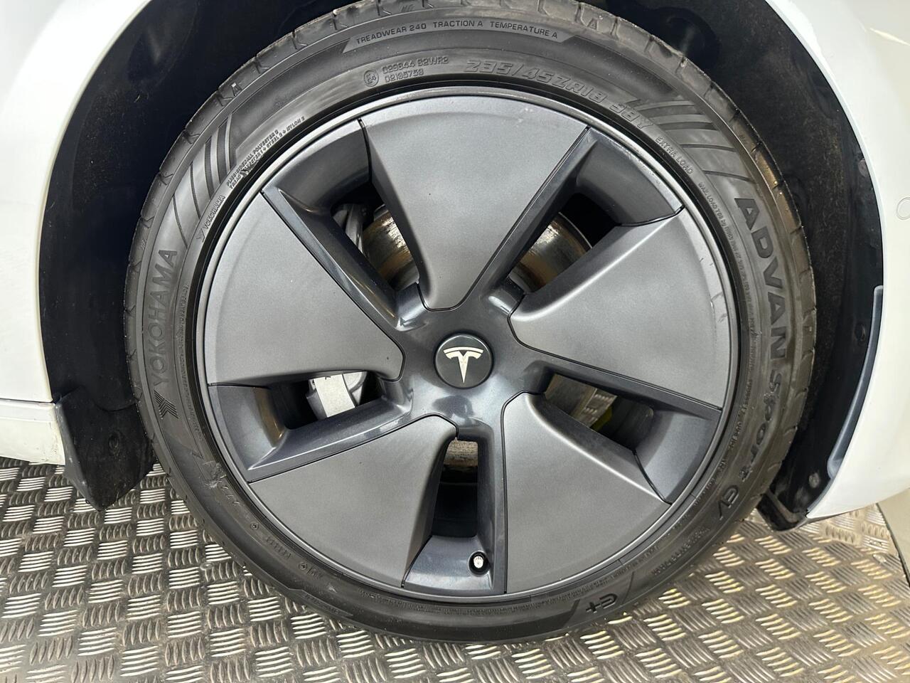 Tesla Model 3 AF72VVZ