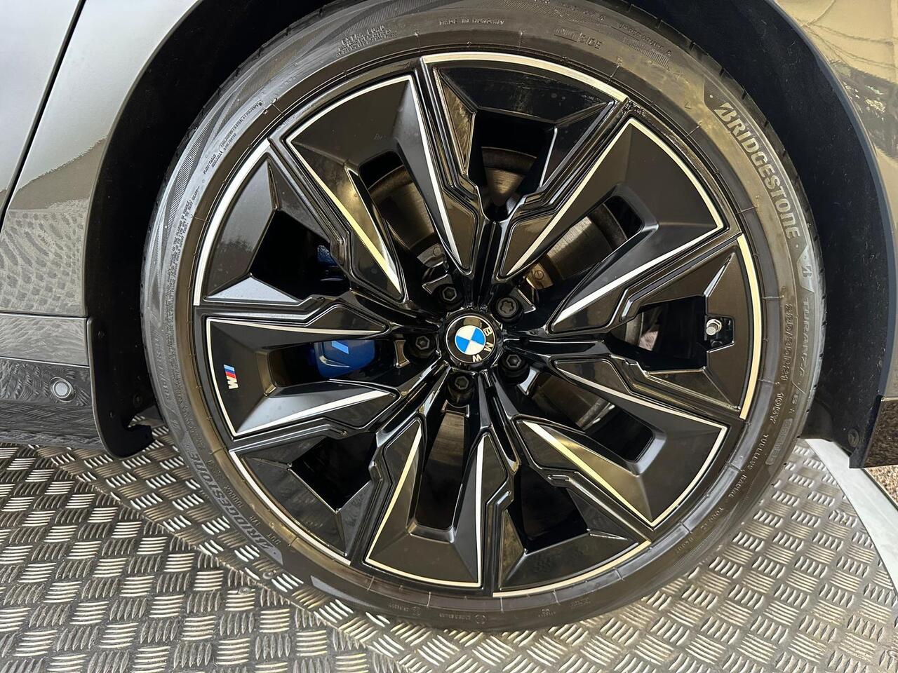 BMW i7 YF73FKE