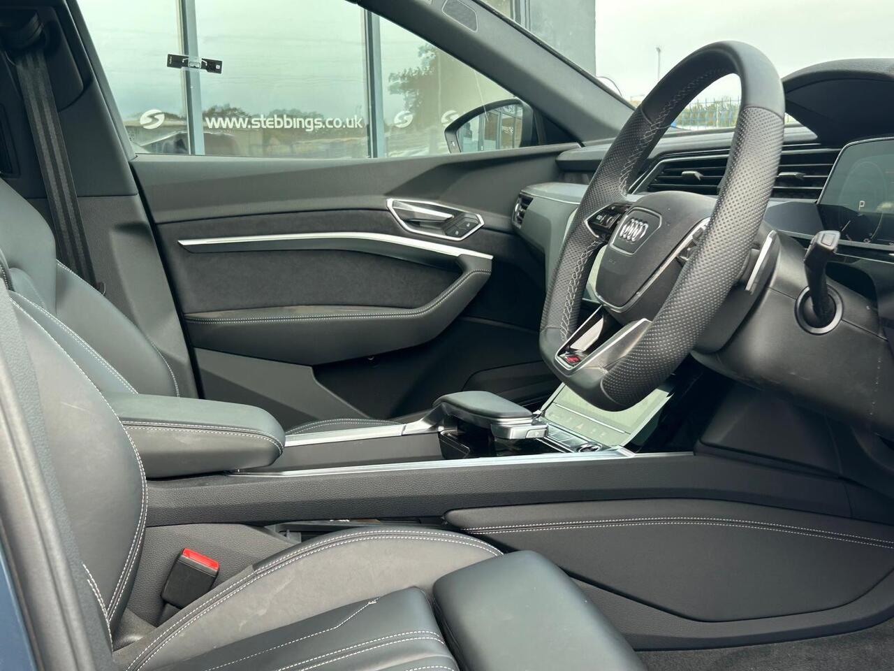 Audi Q8 e-tron FN74DLY
