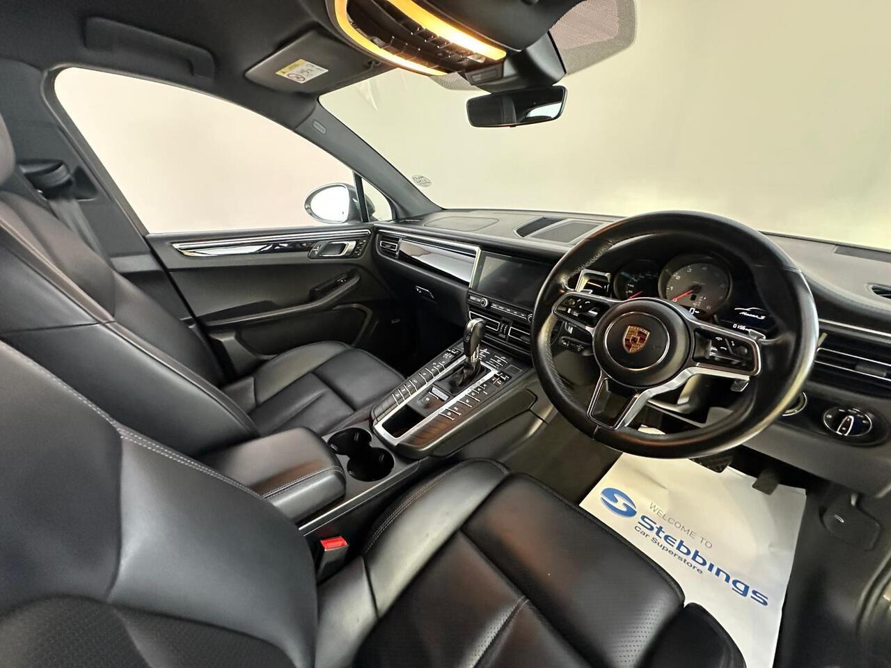 Porsche Macan AJ19VYM