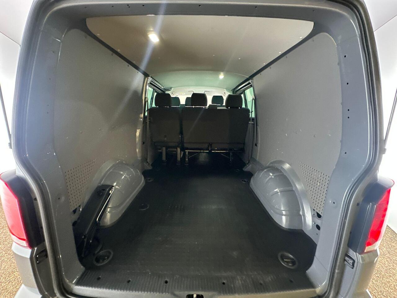 Volkswagen Transporter YR74XZU