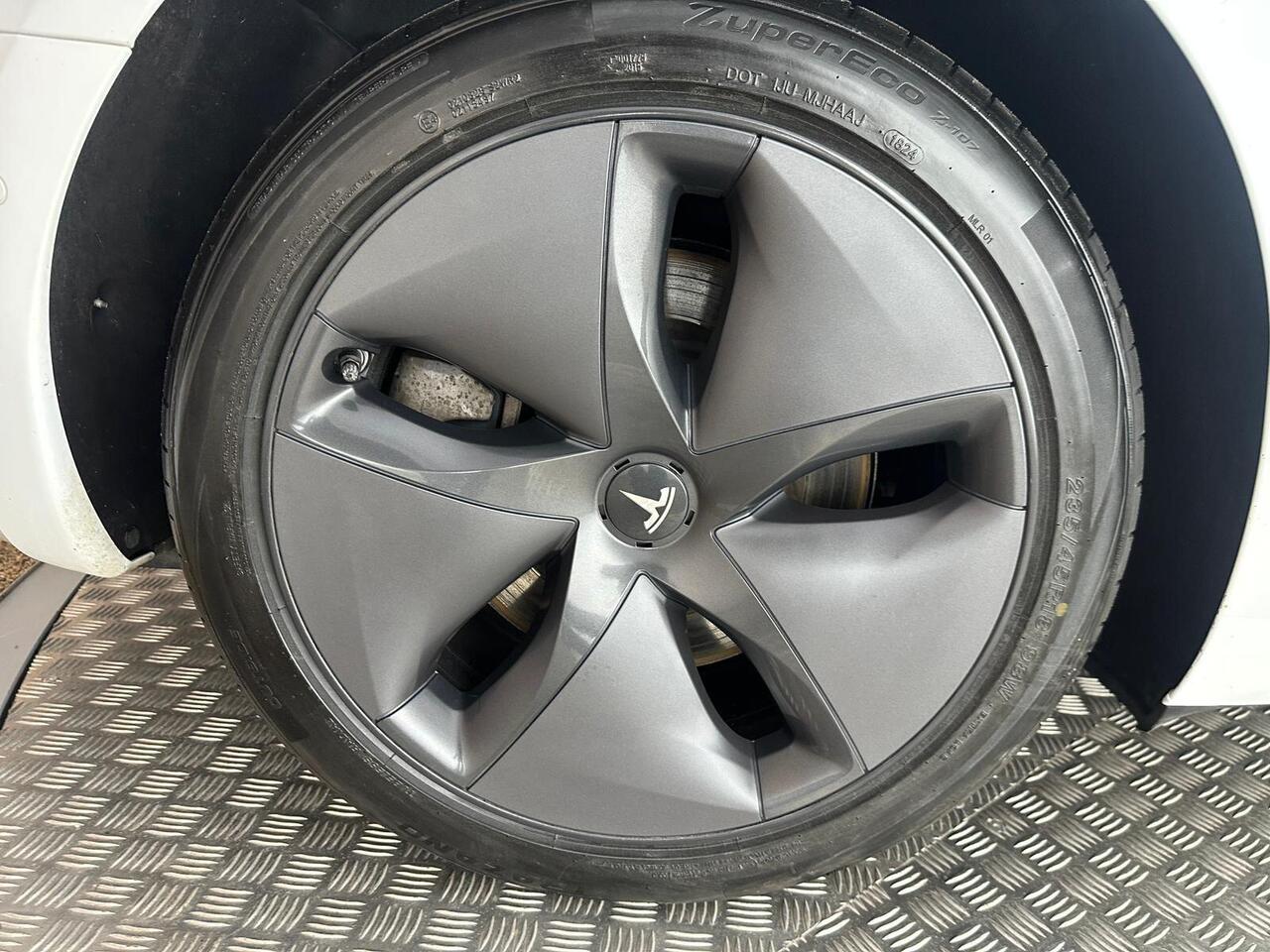 Tesla Model 3 AF72UYZ