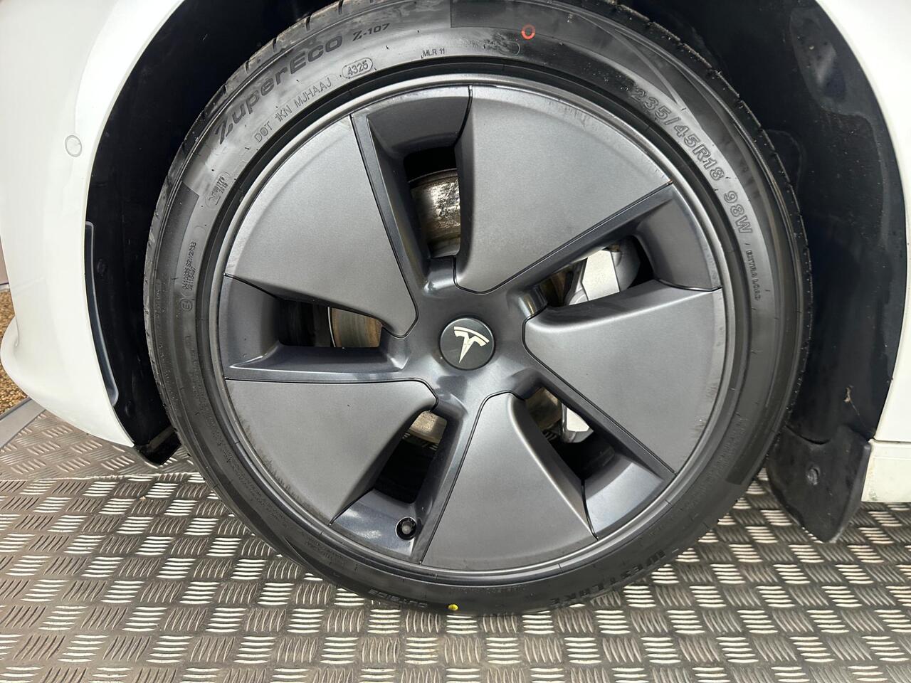 Tesla Model 3 AF72VVZ