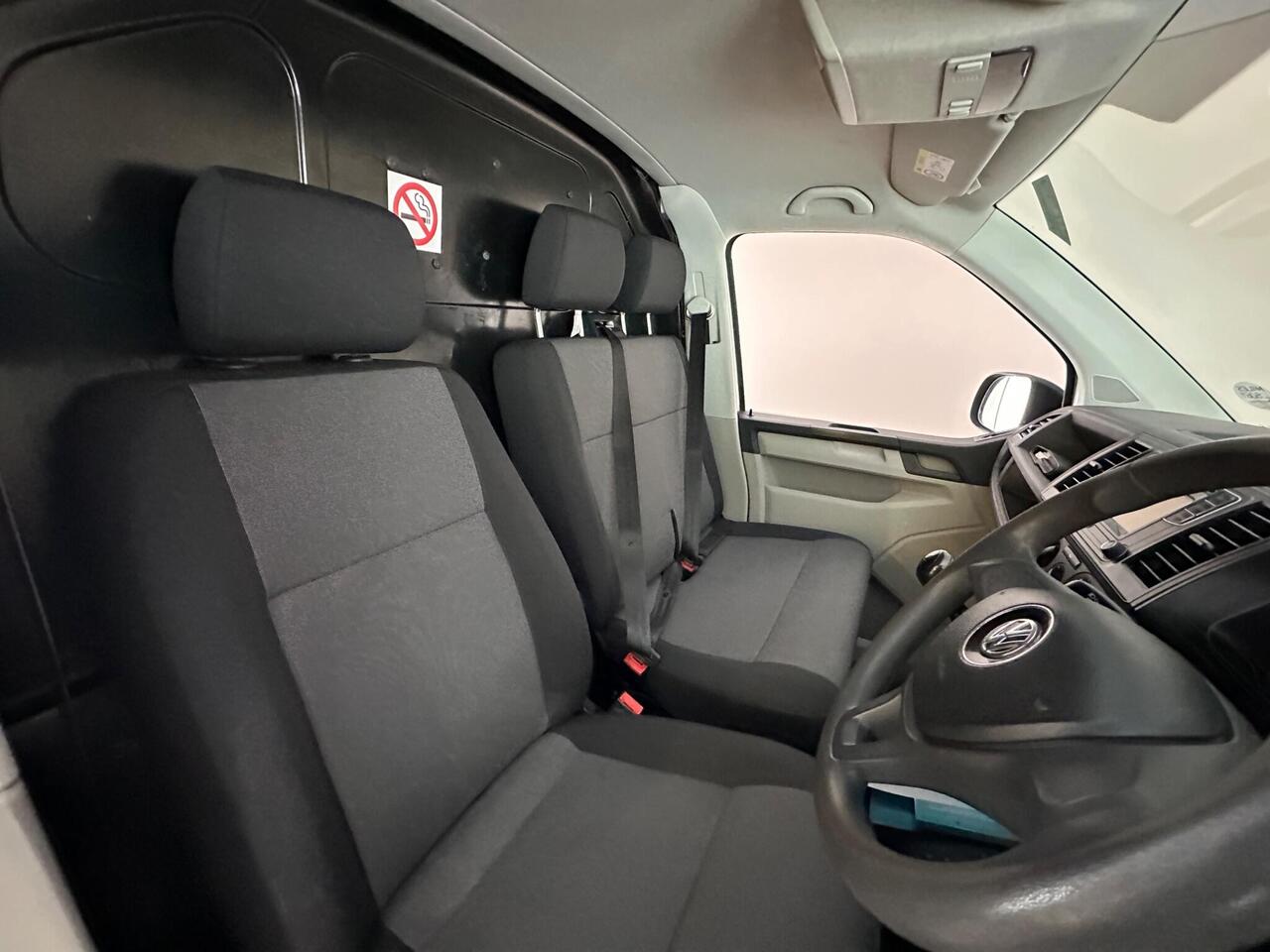Volkswagen Transporter YW68UCP