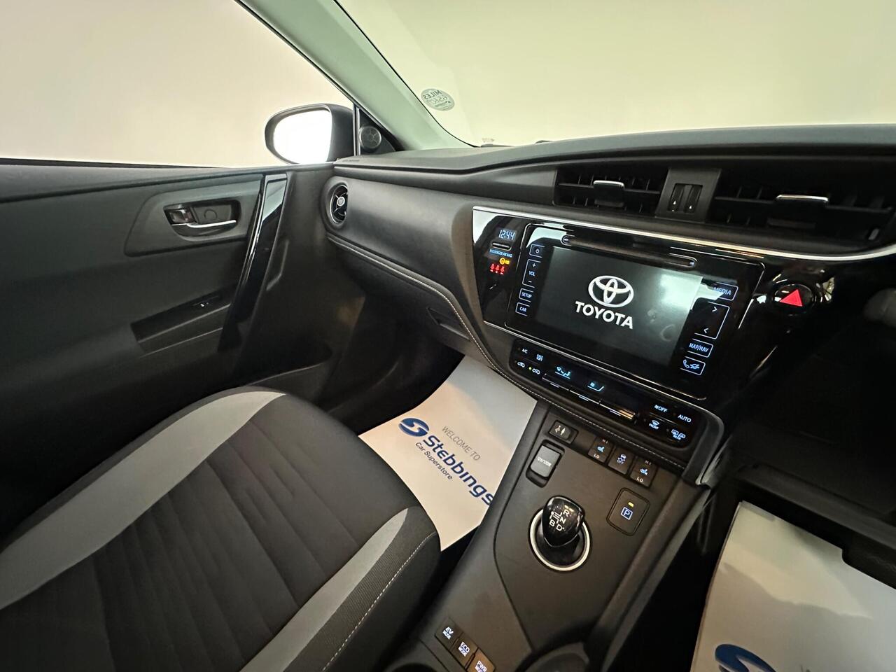 Toyota Auris LX17KXH