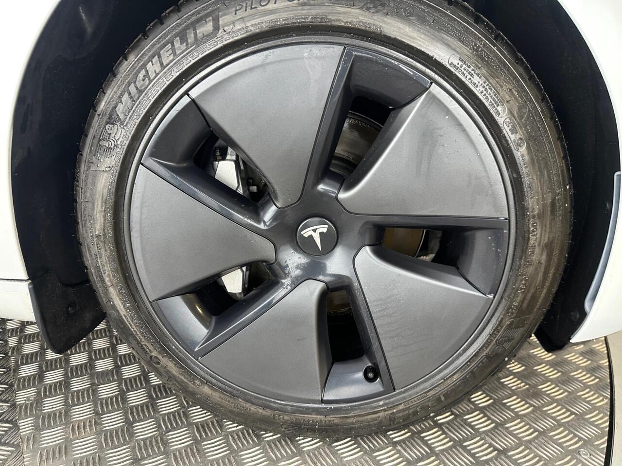 Tesla Model 3 AF72UUV