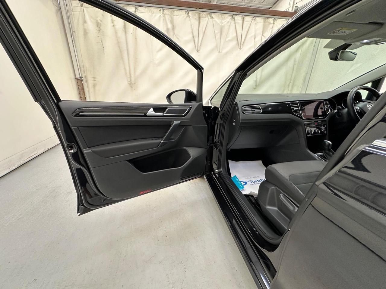 Volkswagen Golf SV LR69XWM