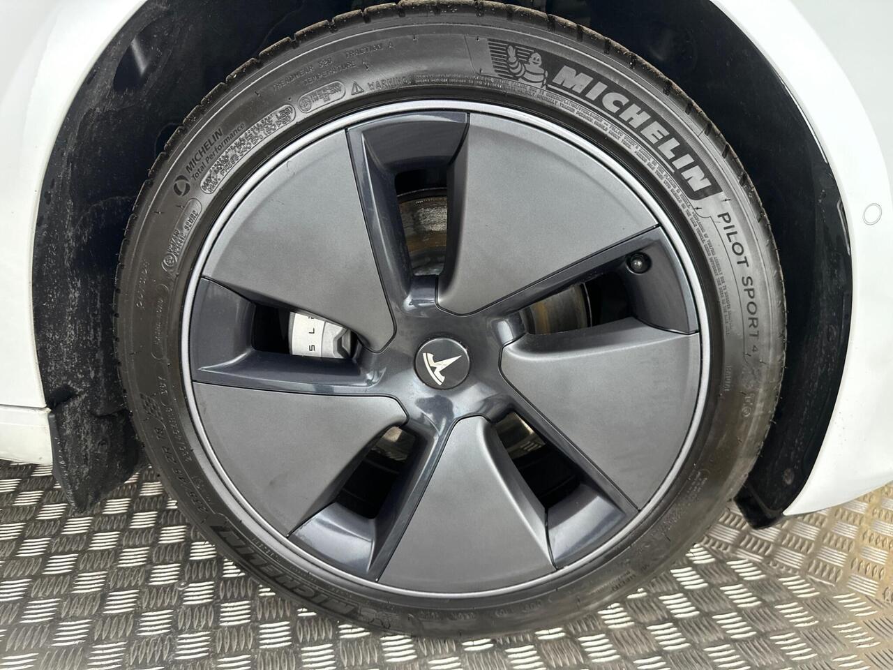 Tesla Model 3 AF72VMX