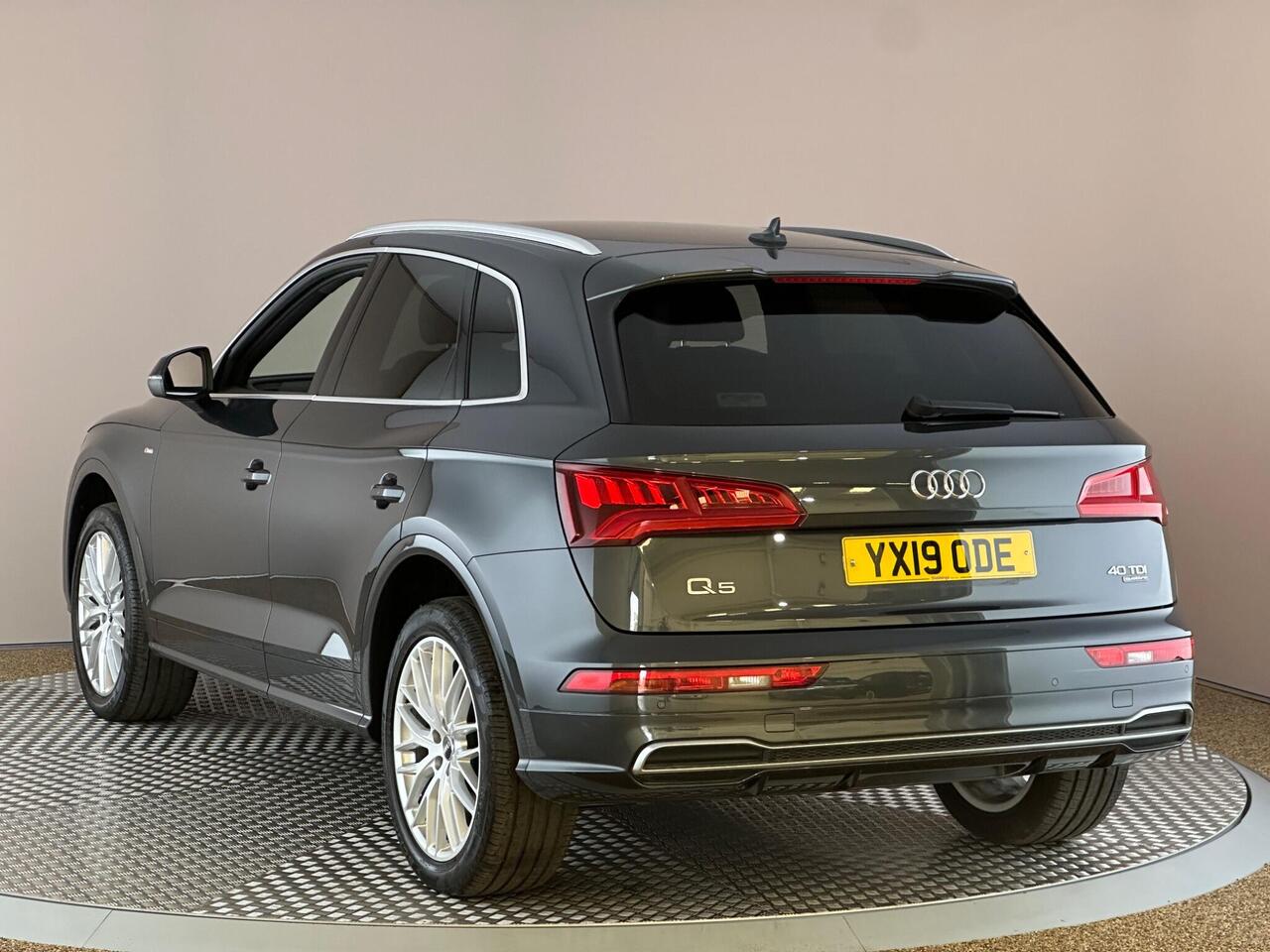 Audi Q5 YX19ODE