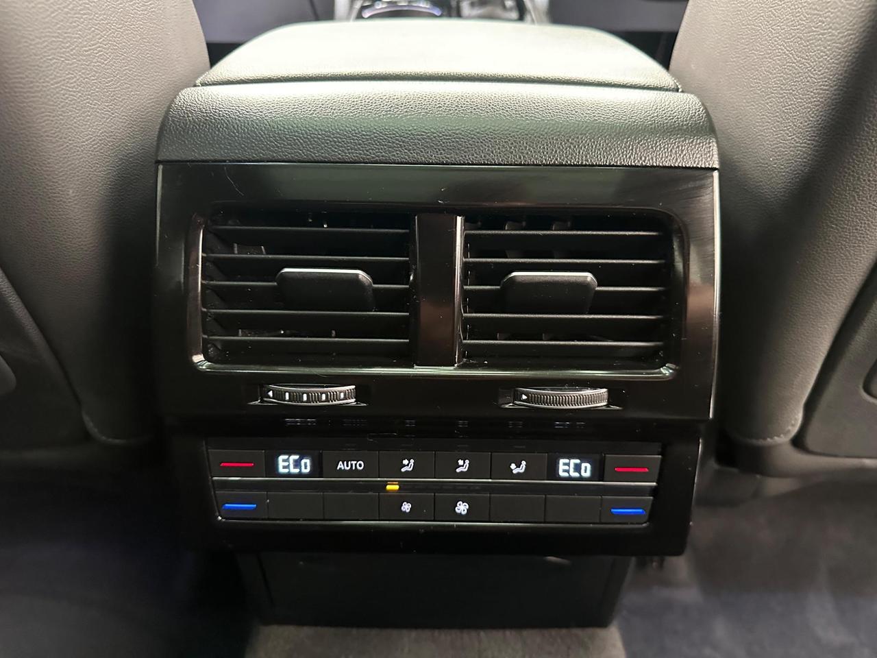 Volkswagen Touareg VK21UHB