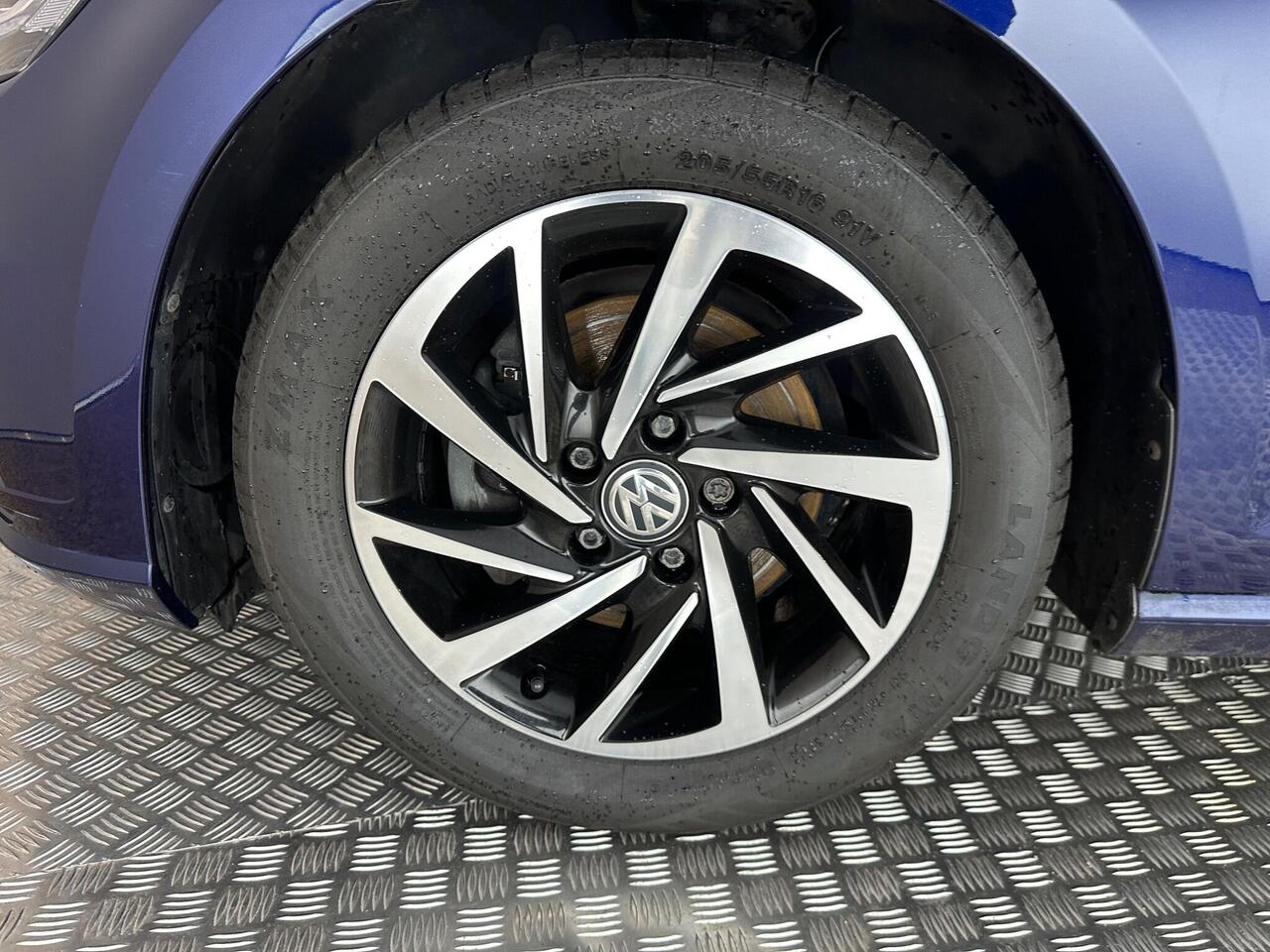 Volkswagen Golf VE69NKS