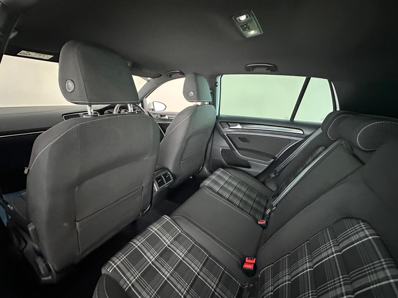 Volkswagen Golf DT66RVJ