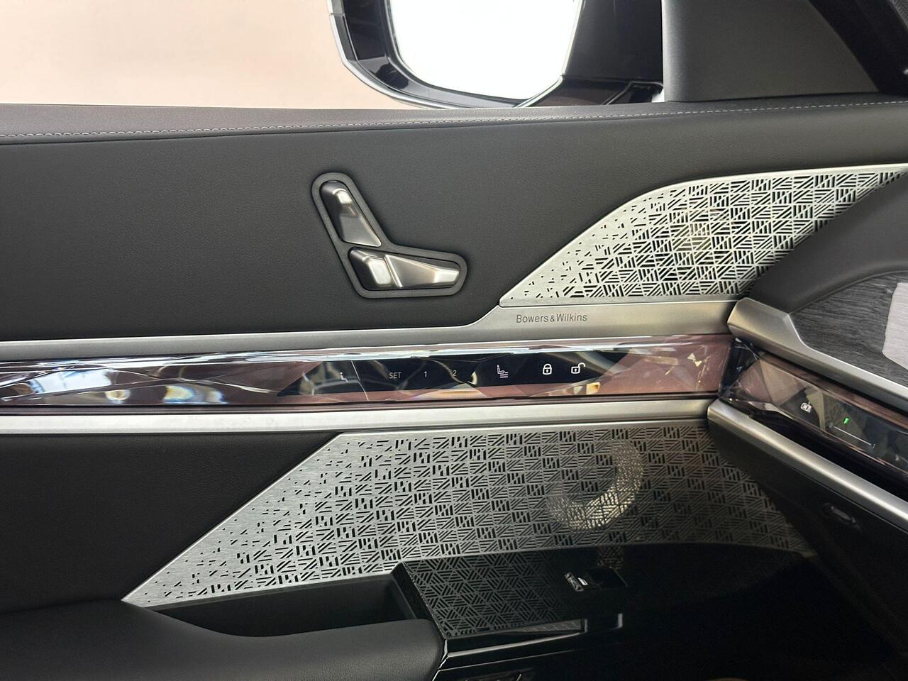 BMW i7 YF73FKE