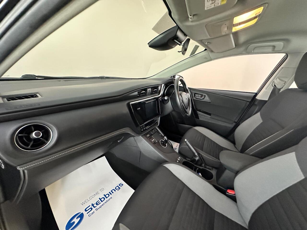 Toyota Auris LX17KXH