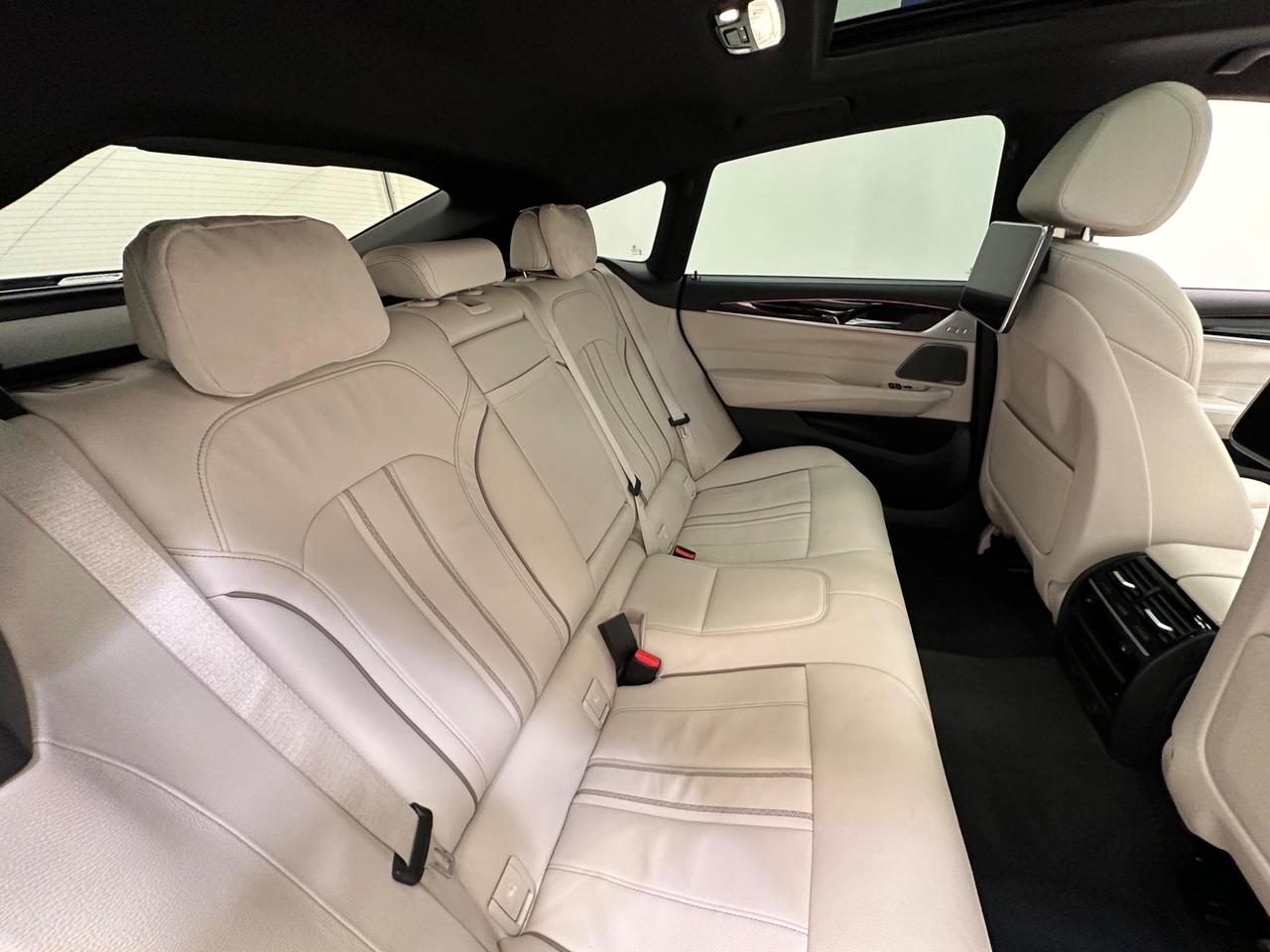 BMW 6 Series Gran Turismo YD68SYZ
