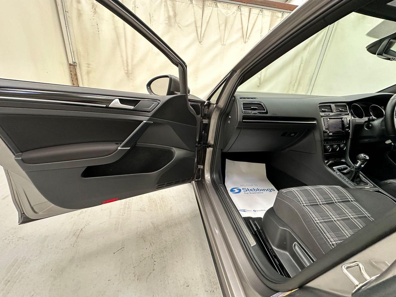 Volkswagen Golf DG14UAA