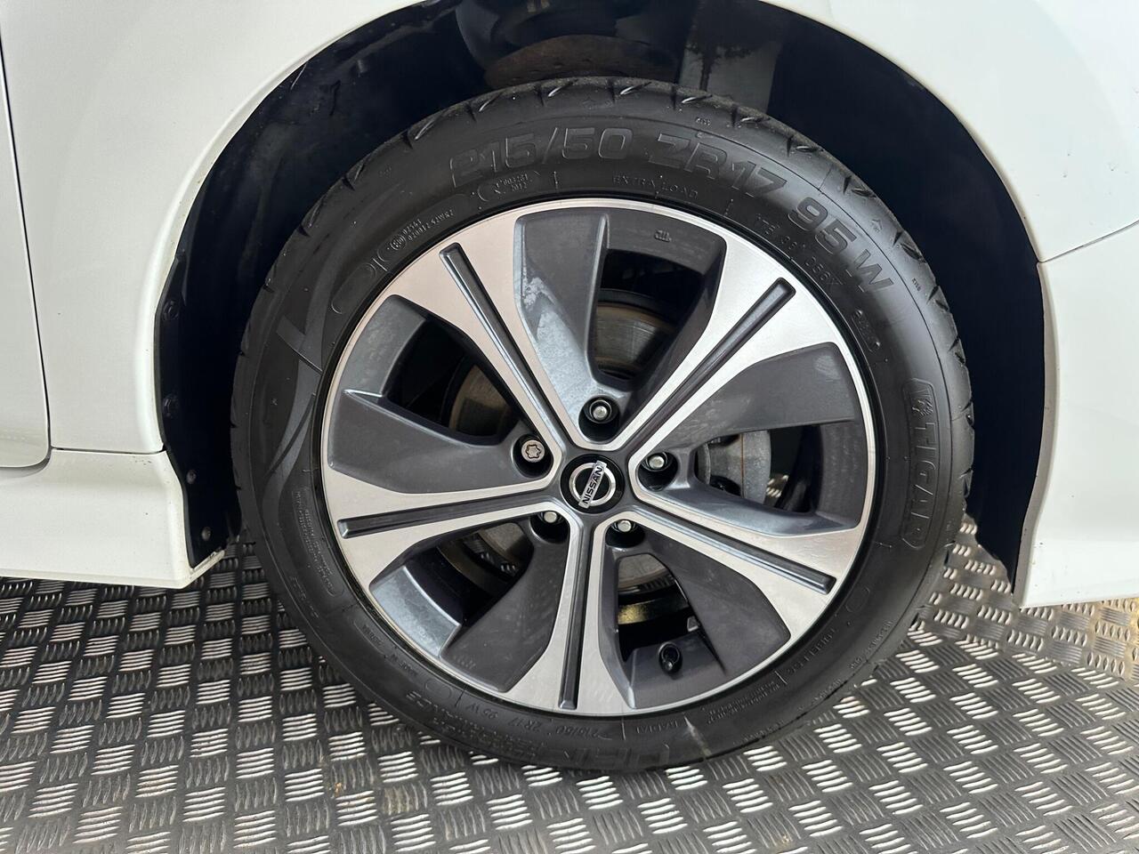 Nissan Leaf ST69WUU
