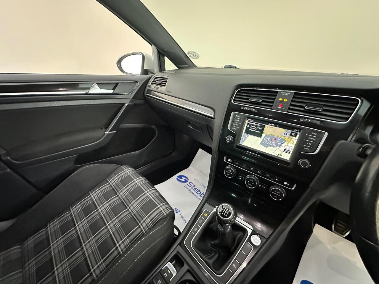 Volkswagen Golf DT66RVJ