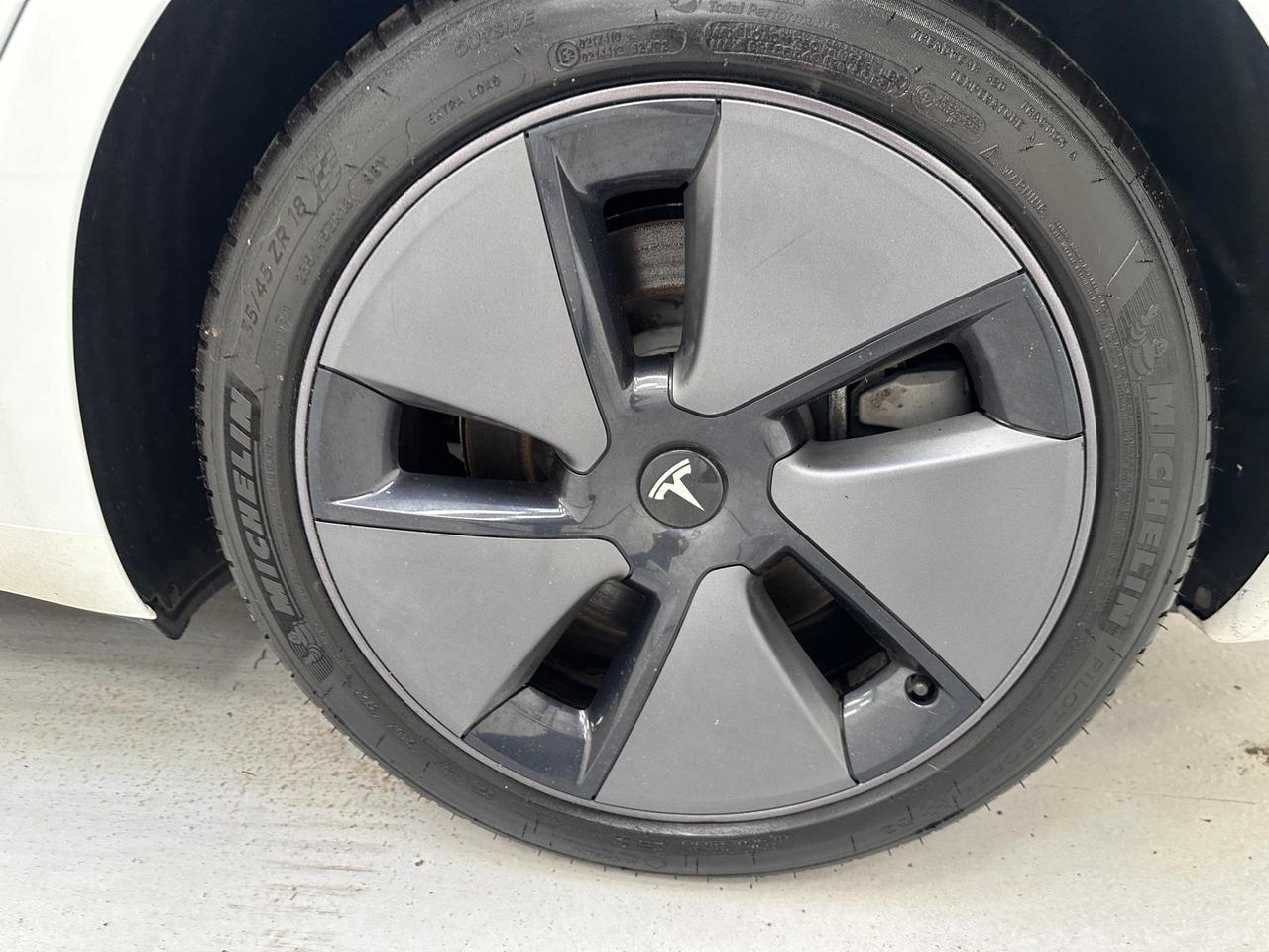 Tesla Model 3 YH21MYD