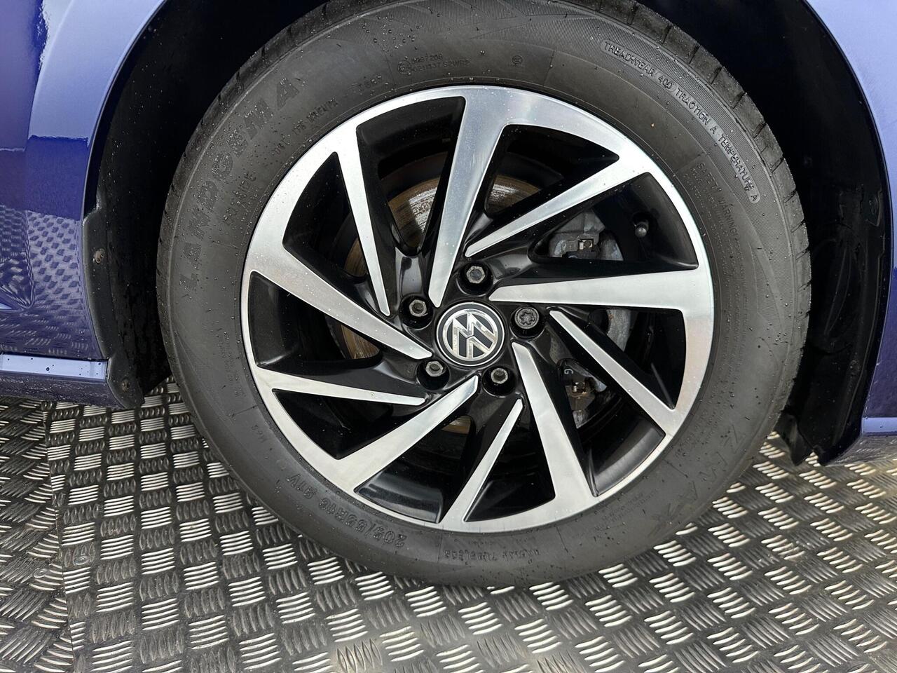 Volkswagen Golf VE69NKS