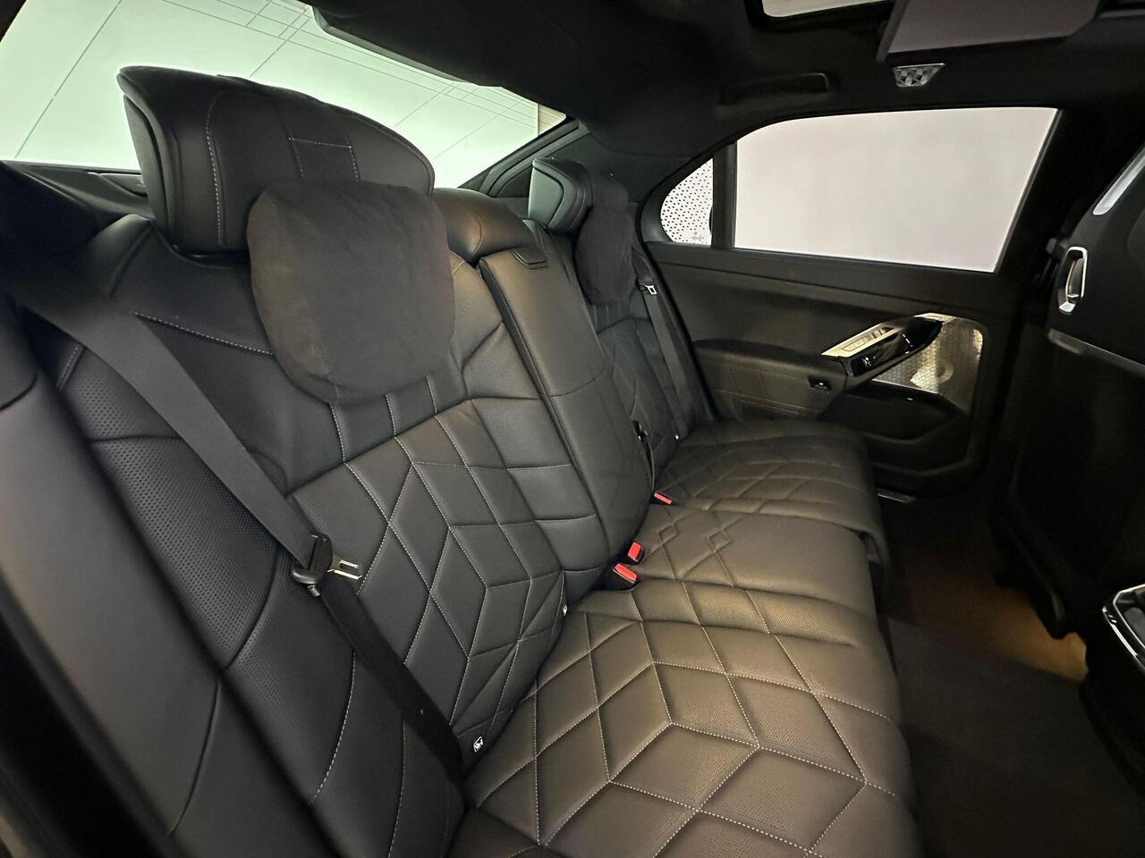 BMW i7 YF73FKE