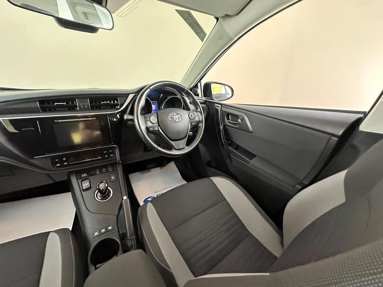 Toyota Auris LX17KXH