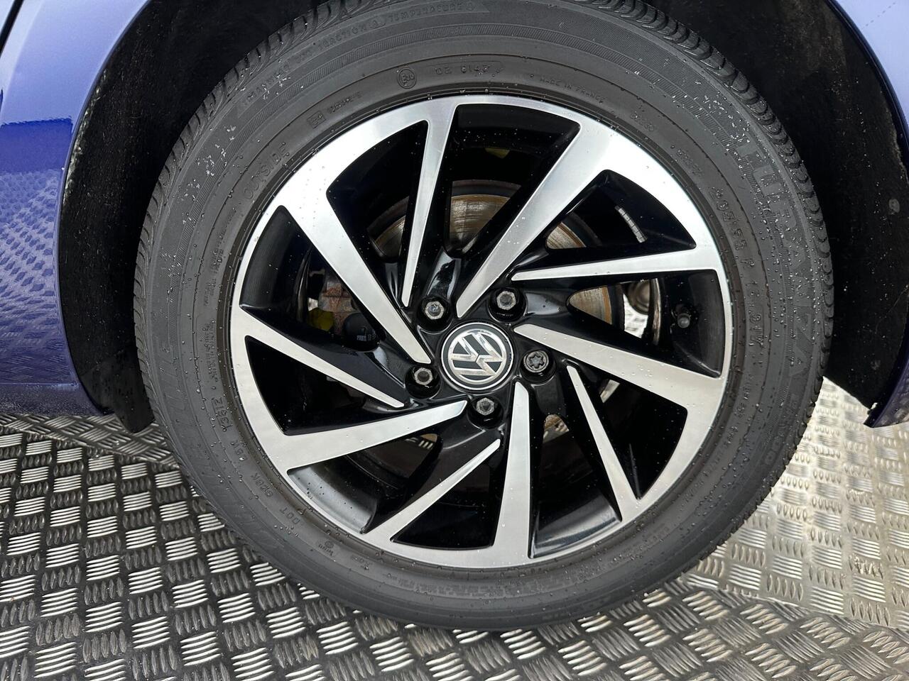 Volkswagen Golf VE69NKS