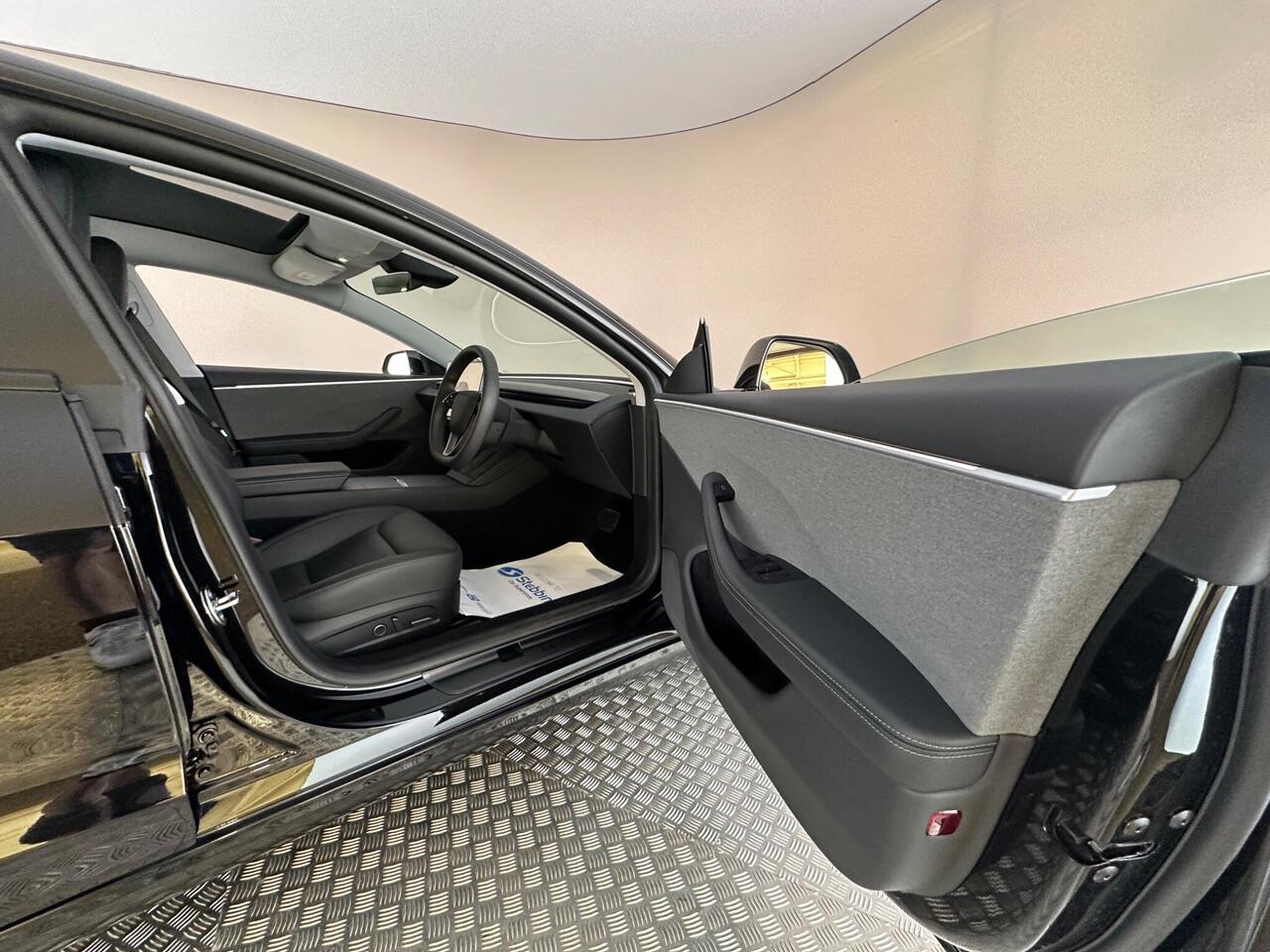 Tesla Model 3 LB74UKP