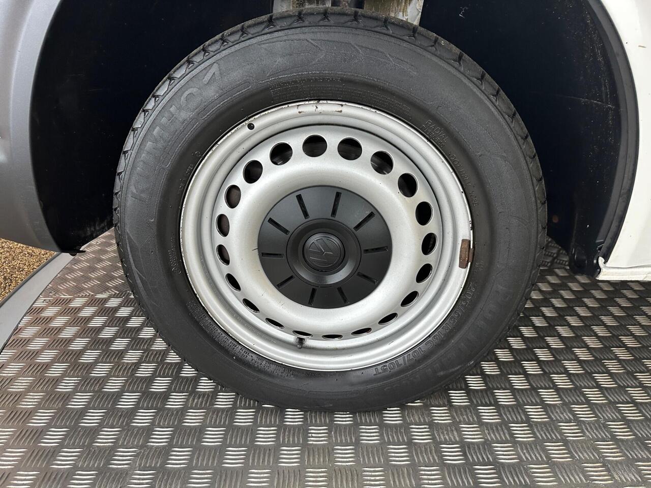 Volkswagen Transporter YW68UCP