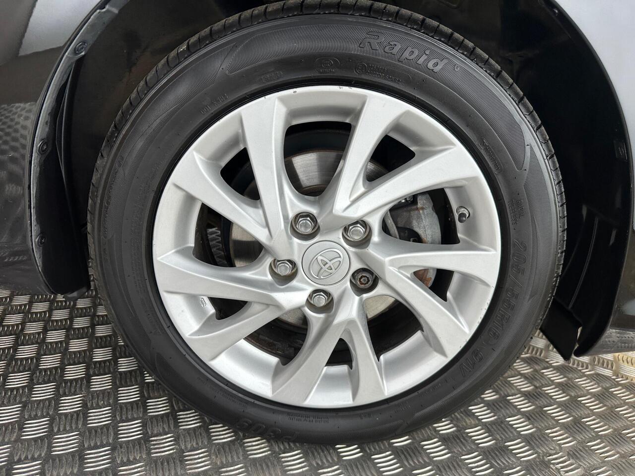 Toyota Auris LX17KXH