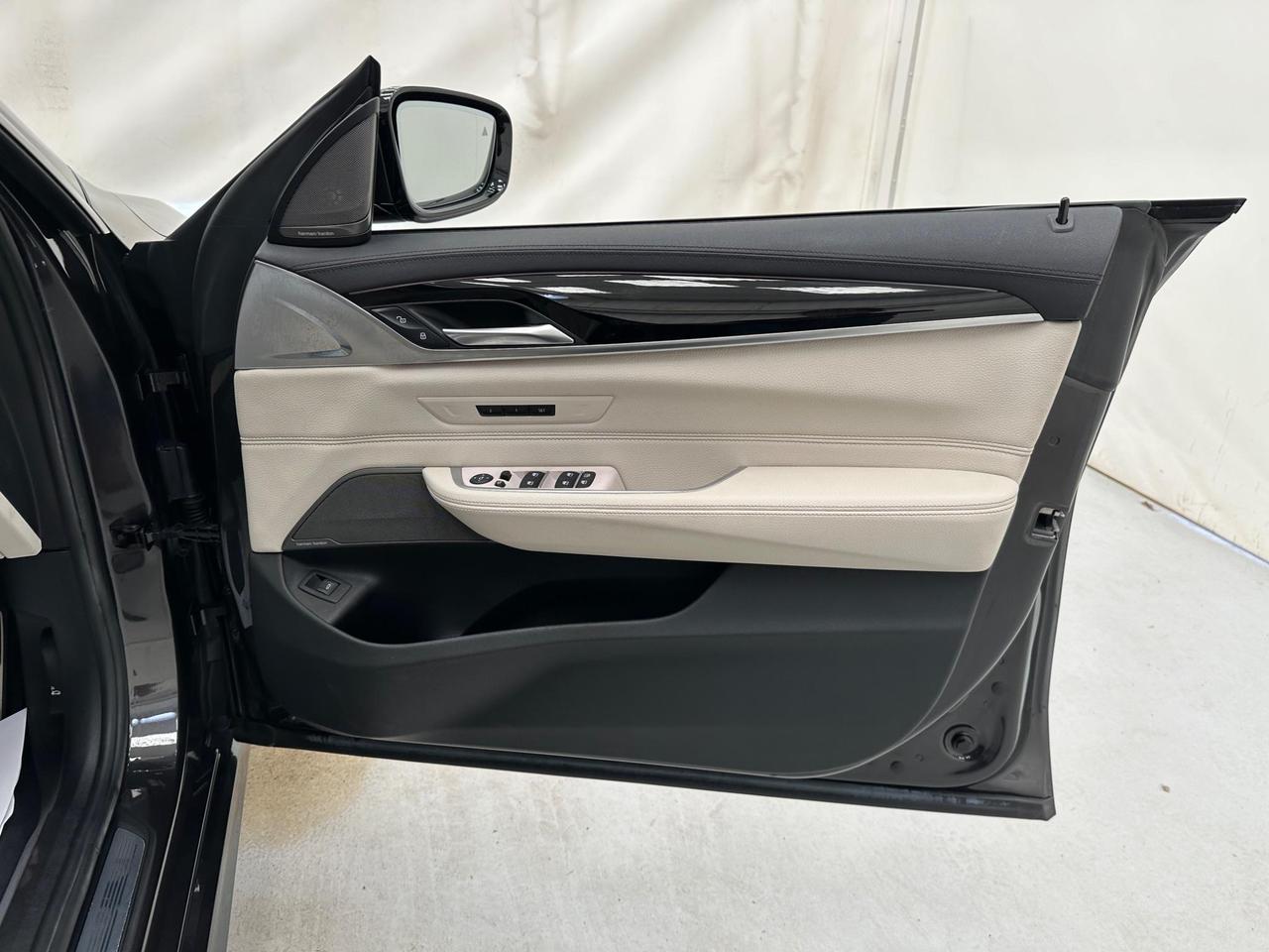 BMW 6 Series Gran Turismo YD68SYZ