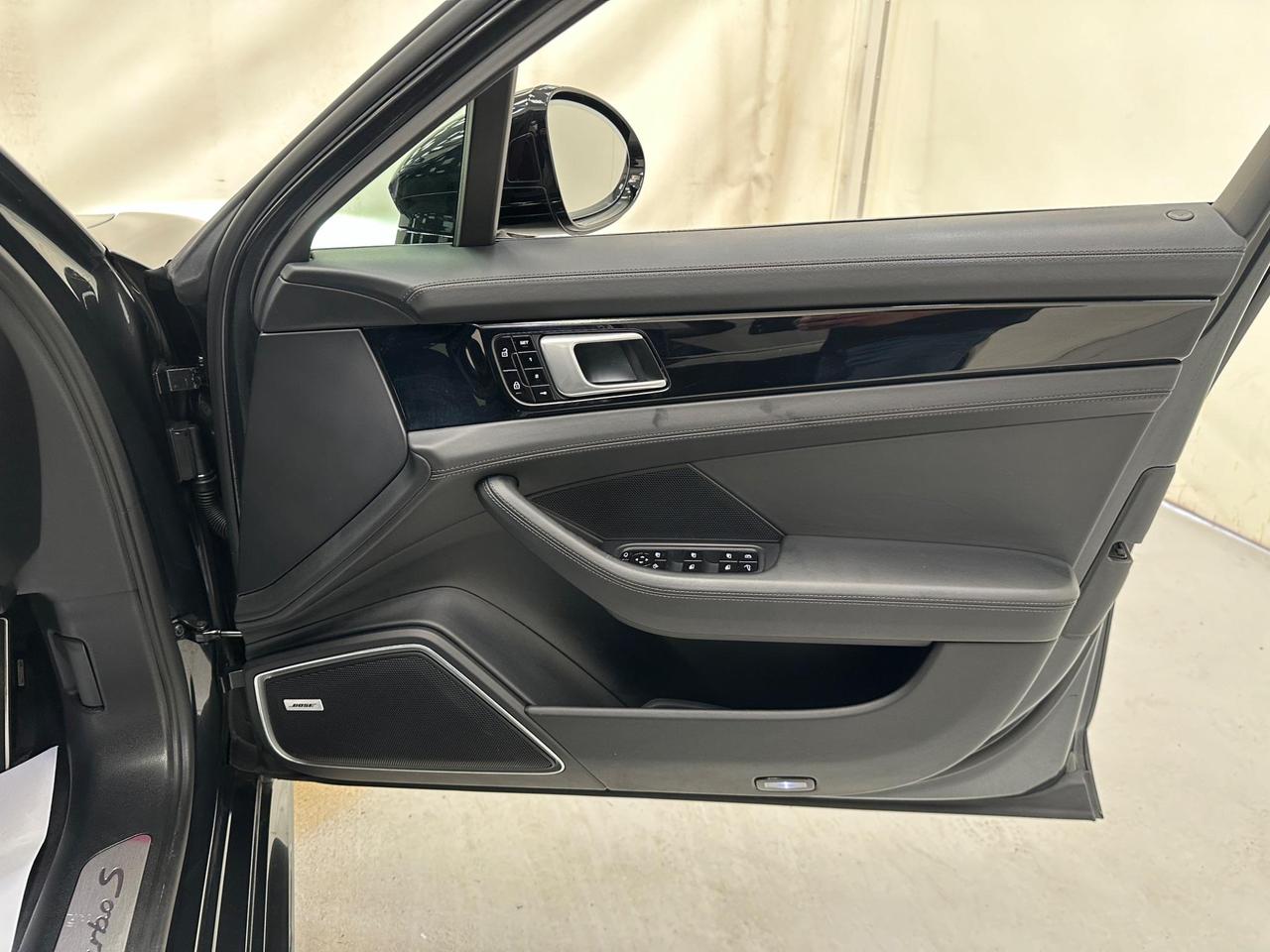 Porsche Panamera LN69UYK