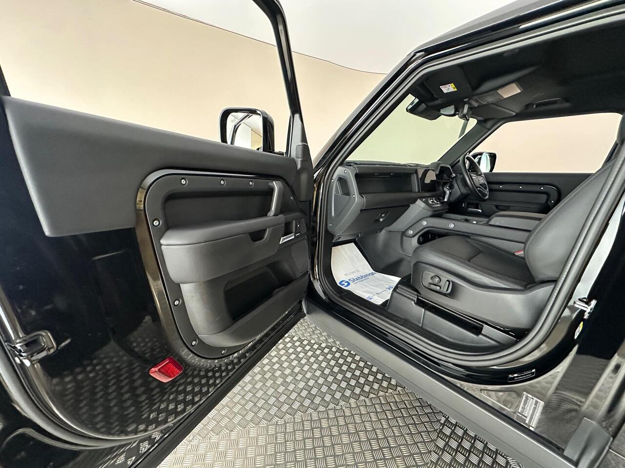 Land Rover Defender 90 WG25BLZ