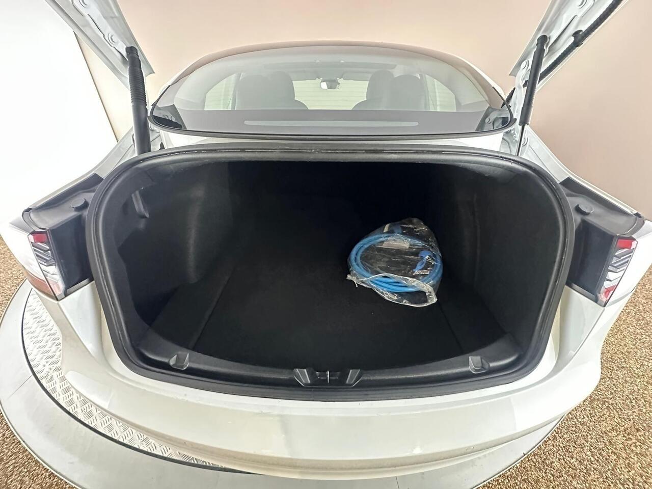 Tesla Model 3 AF72UYZ