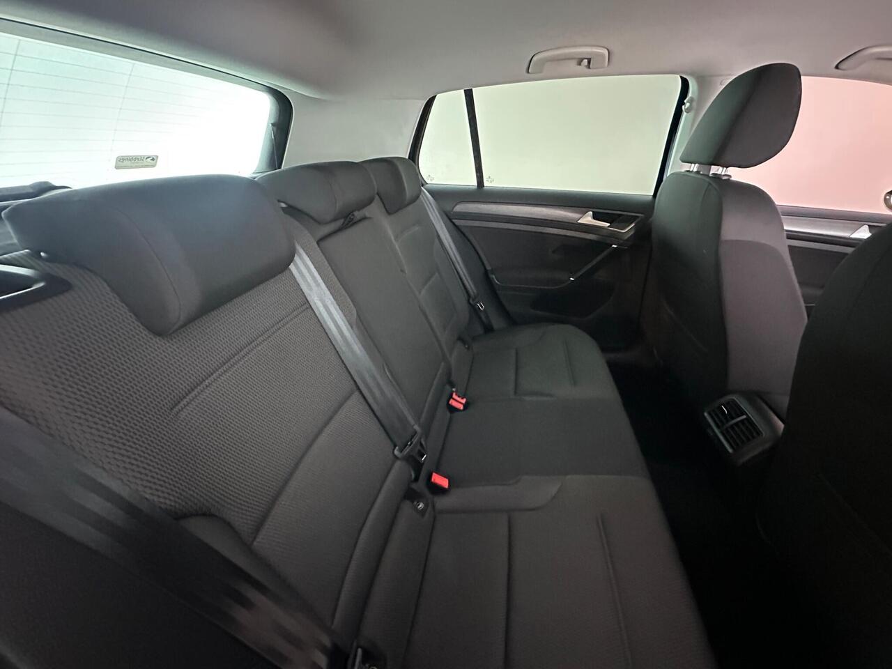 Volkswagen Golf VE69NKS