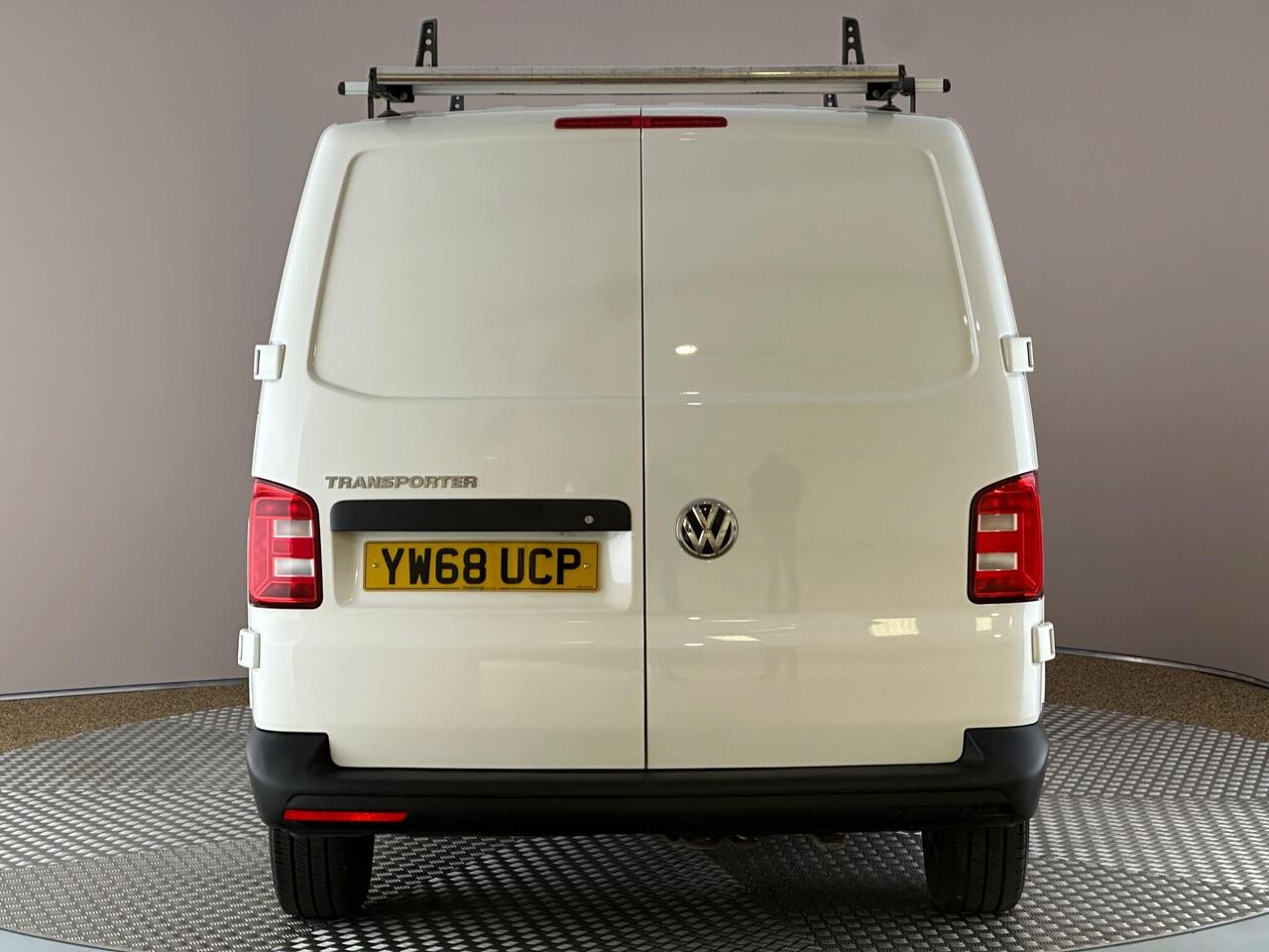 Volkswagen Transporter YW68UCP