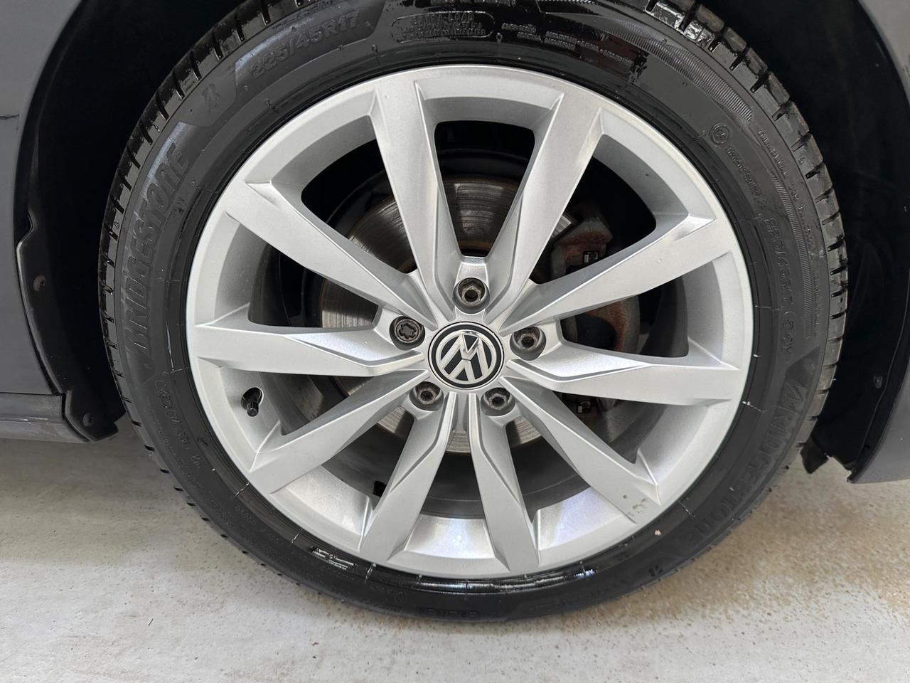 Volkswagen Golf SV LR69XWM
