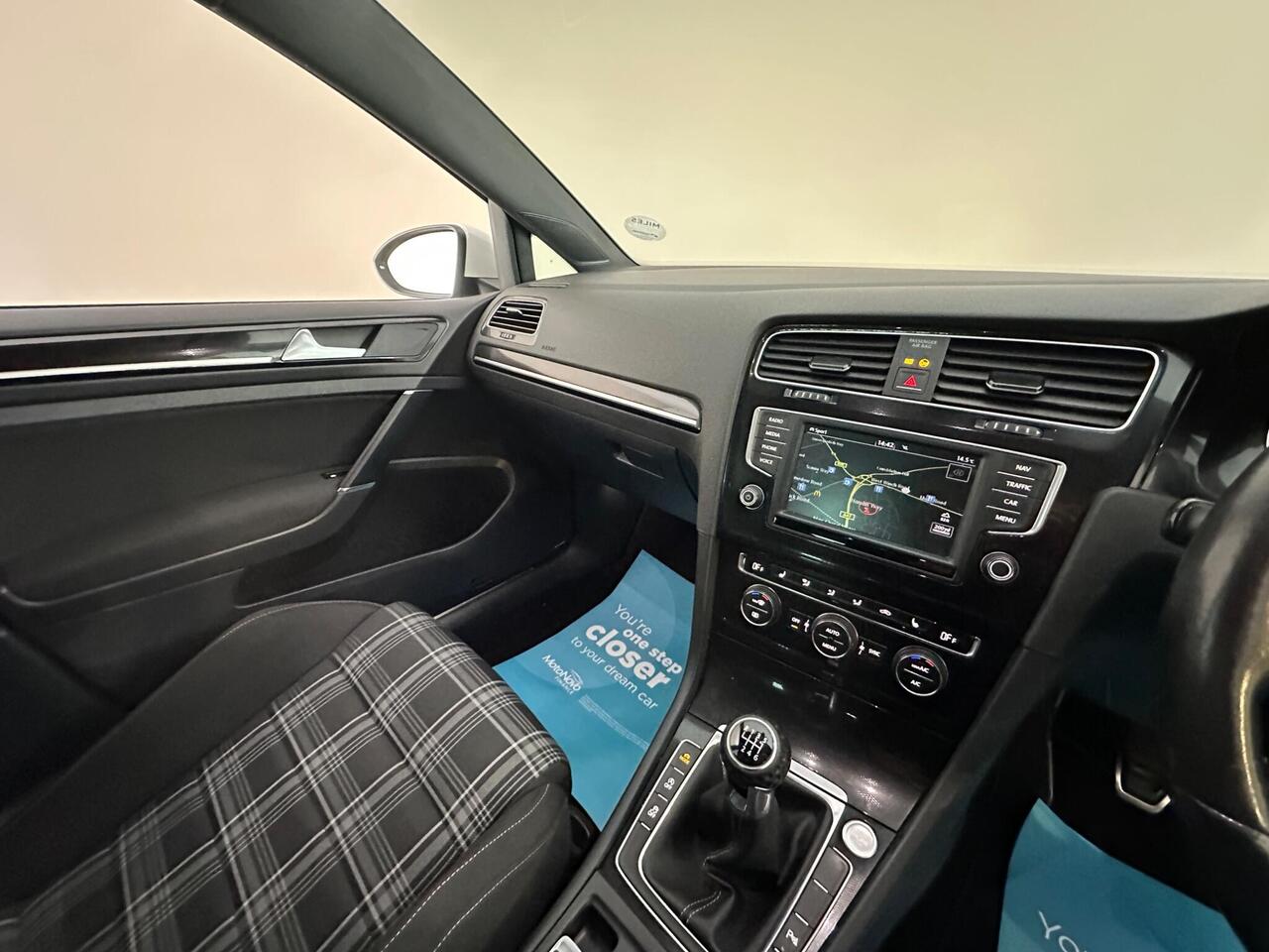 Volkswagen Golf DT66RVJ