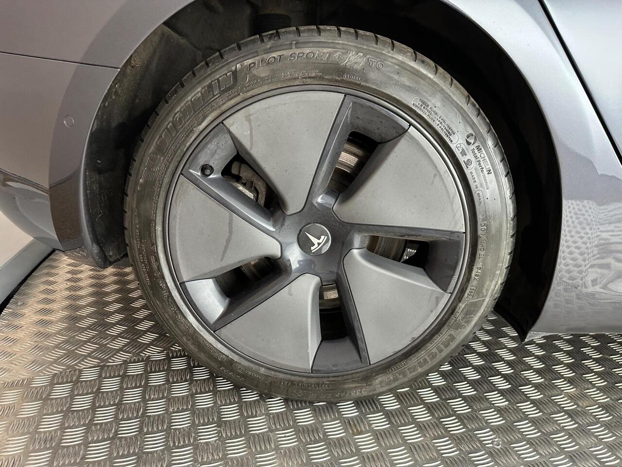 Tesla Model 3 LD21CYA